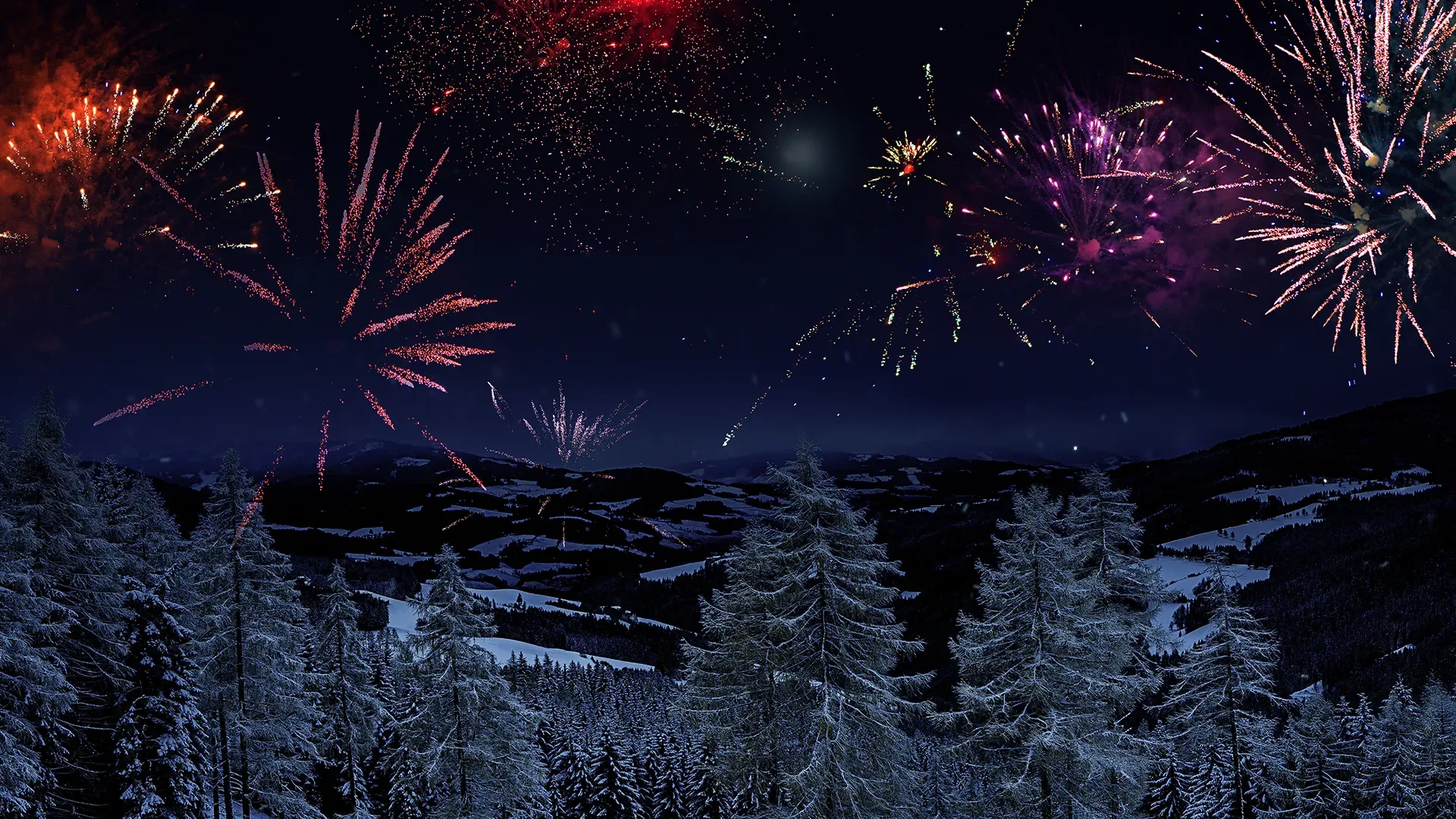 Feuerwerk explodiert am Nachthimmel über schneebedeckten Bergen und Tannenbäumen