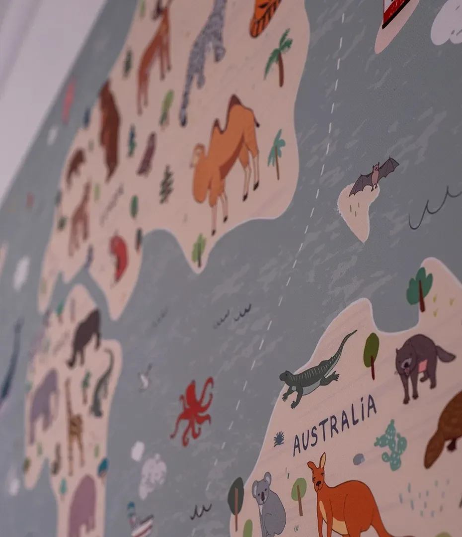 Wandkarte mit stilisierten Tieren und Pflanzen, die verschiedene Kontinente und Australien mit Tieren wie Känguru, Koala und Krokodil zeigt